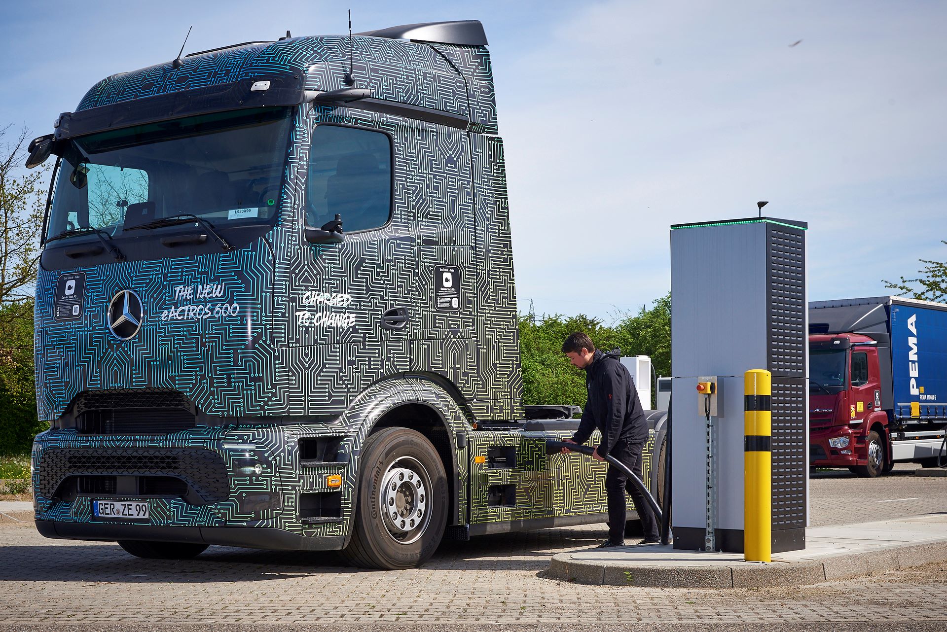 Mercedes-Benz Trucks developers charge an e-truck at 1,000 kilowatts for the first time during internal testing at Wörth am Rhein. Photo: Mercedes-Benz Trucks Mercedes-Benz Trucks developers charge an e-truck at 1,000 kilowatts for the first time during internal testing at Wörth am Rhein. Photo: Mercedes-Benz Trucks